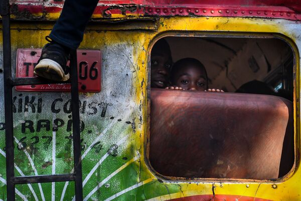 Мальчики в автобусе в Порт-о-Пренсе, Гаити - Sputnik Узбекистан
