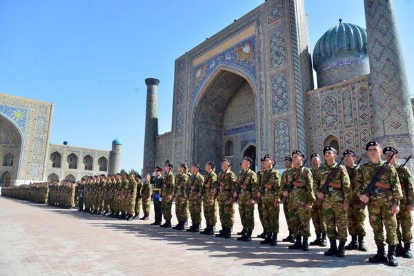 Аскарлар Регистон майдонида қасамёд қилишди Аскарлар Регистон майдонида қасамёд қилишди - Sputnik Ўзбекистон