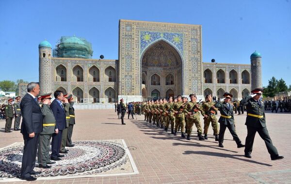 Аскарлар Регистон майдонида қасамёд қилишди Аскарлар Регистон майдонида қасамёд қилишди - Sputnik Ўзбекистон