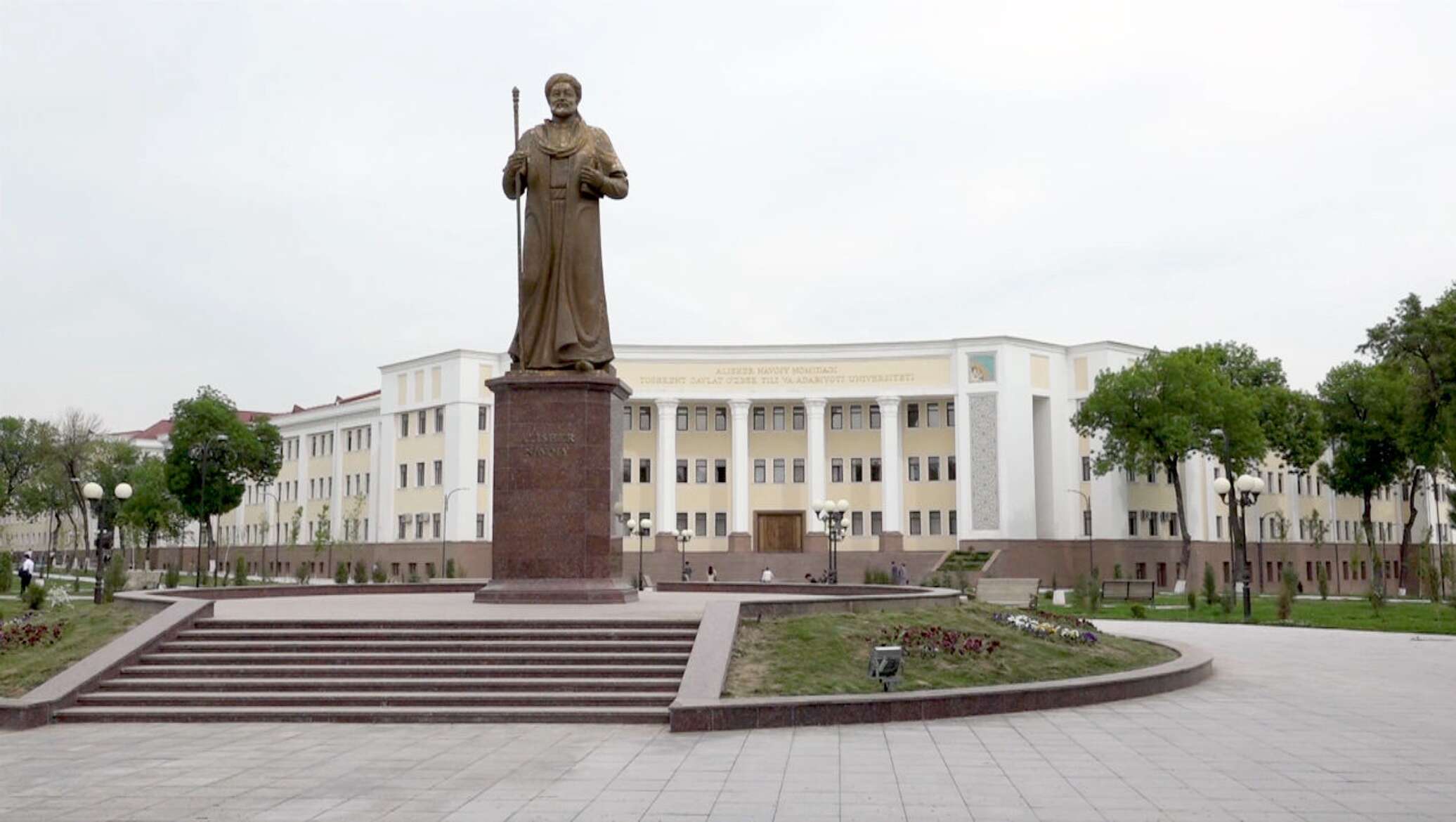 Hemis navoiy uni uz. Университет Узбекистан Алишер Навои. Памятник Навои в Ташкенте. Ташкент Алишер Навои. Статуя Алишера Навои в Ташкенте.