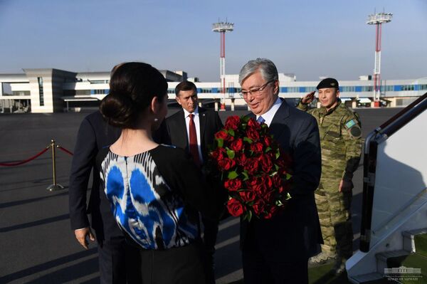 Токаев прибыл в Ташкент: кто встретил главу Казахстана Токаев прибыл в Ташкент: кто встретил главу Казахстана - Sputnik Узбекистан