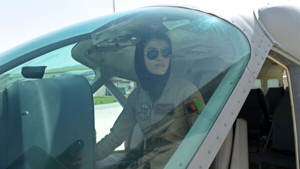Первая женщина-пилот Афганистана Нилуфар Рахмани - Sputnik Узбекистан
