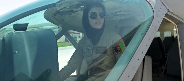 Первая женщина-пилот Афганистана Нилуфар Рахмани Первая женщина-пилот Афганистана Нилуфар Рахмани - Sputnik Узбекистан