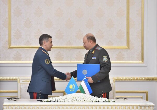 Токаев и Мирзиёев подписали несколько важных документов Токаев и Мирзиёев подписали несколько важных документов - Sputnik Узбекистан