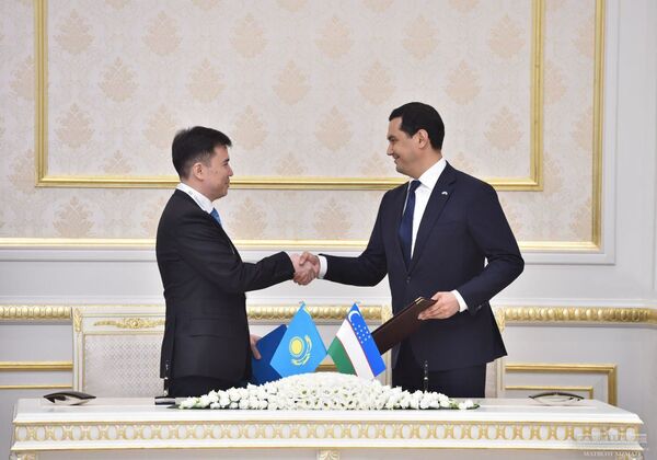 Токаев и Мирзиёев подписали несколько важных документов Токаев и Мирзиёев подписали несколько важных документов - Sputnik Узбекистан