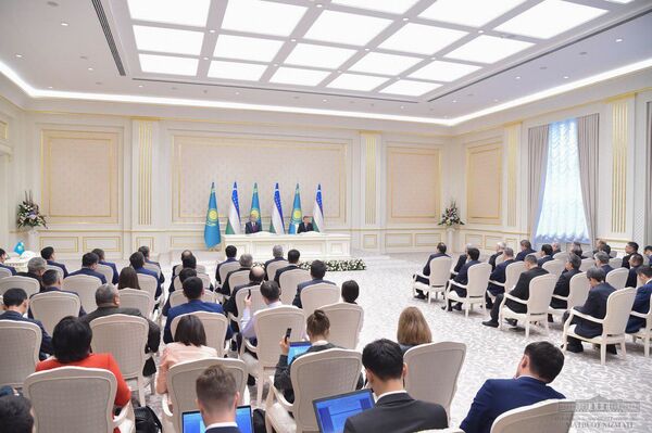 Токаев и Мирзиёев подписали несколько важных документов Токаев и Мирзиёев подписали несколько важных документов - Sputnik Узбекистан