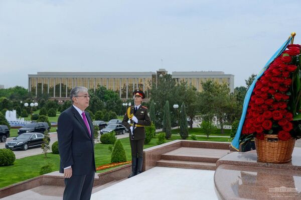 Президент Казахстана возложил цветы к монументу в Ташкенте - Sputnik Узбекистан