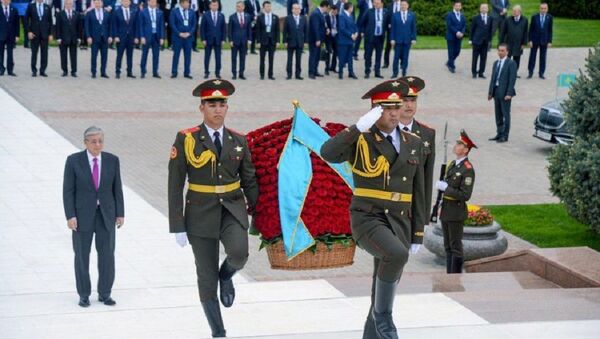 Президент Казахстана возложил цветы к монументу Независимости и гуманизма - Sputnik Узбекистан