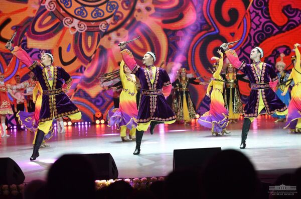 Символ вечной дружбы: Мирзиёев и Токаев открыли Год Казахстана в Узбекистане Символ вечной дружбы: Мирзиёев и Токаев открыли Год Казахстана в Узбекистане - Sputnik Узбекистан