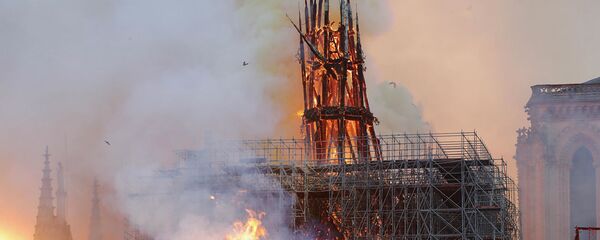Пожар в соборе Парижской богоматери Пожар в соборе Парижской богоматери - Sputnik Ўзбекистон