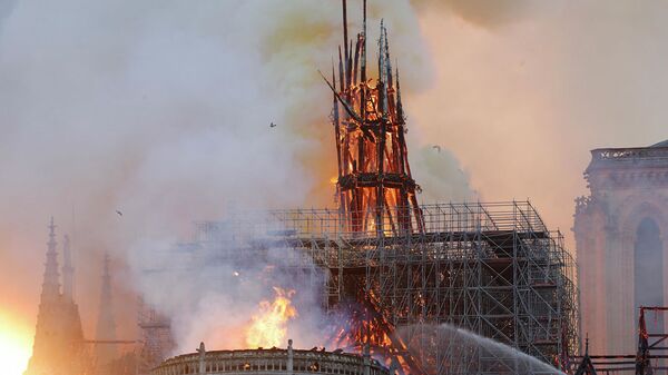 Пожар в соборе Парижской богоматери - Sputnik Узбекистан