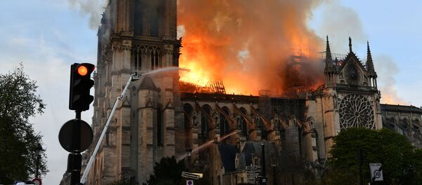 Пожар в соборе Парижской Богоматери - Sputnik Узбекистан