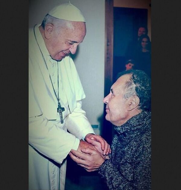 Одурачил папу римского: мошенник в Италии 12 лет притворялся инвалидом - Sputnik Узбекистан