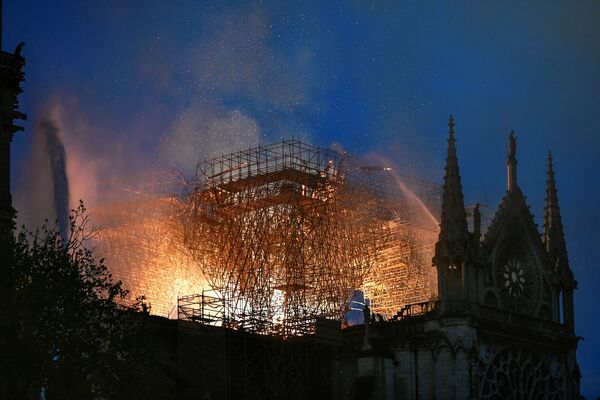 Пожар в Соборе Парижской Богоматери - Sputnik Узбекистан