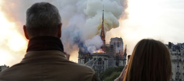 Пожар в Соборе Парижской Богоматери - Sputnik Узбекистан