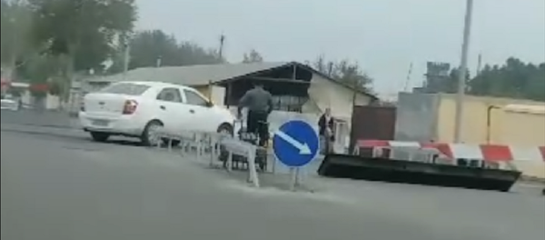 Чуть не угодил под поезд: лихач чудом спасся на переезде – видео - Sputnik Узбекистан