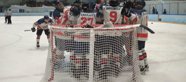 Команда Семург празднует победу в чемпионате Узбекистана по хоккею Команда Семург празднует победу в чемпионате Узбекистана по хоккею - Sputnik Узбекистан