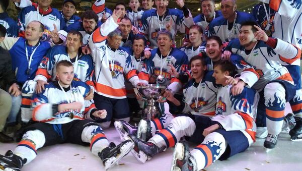 Игроки клуба Семург празднуют победу в чемпионате Узбекистана по хоккею - Sputnik Ўзбекистон