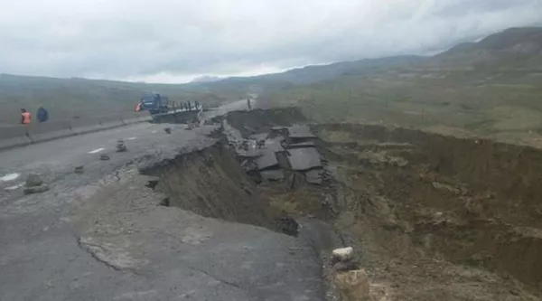 В Кашкадарье из-за дождей обвалилась дорога - фото - Sputnik Узбекистан