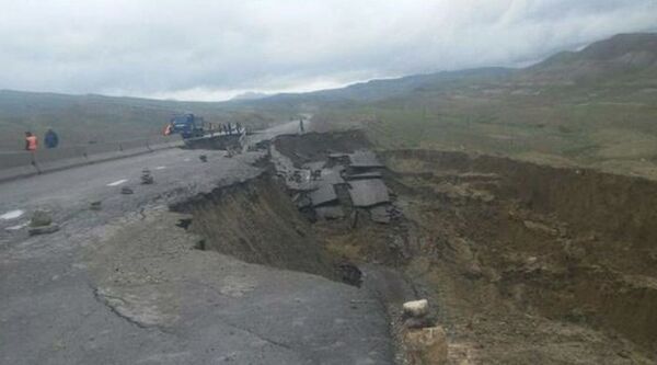 В Кашкадарье из-за дождей обвалилась дорога - фото - Sputnik Узбекистан