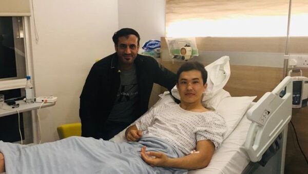 Игрок сборной Узбекистана Отабек Шукуров после операции в Лондоне - Sputnik Узбекистан