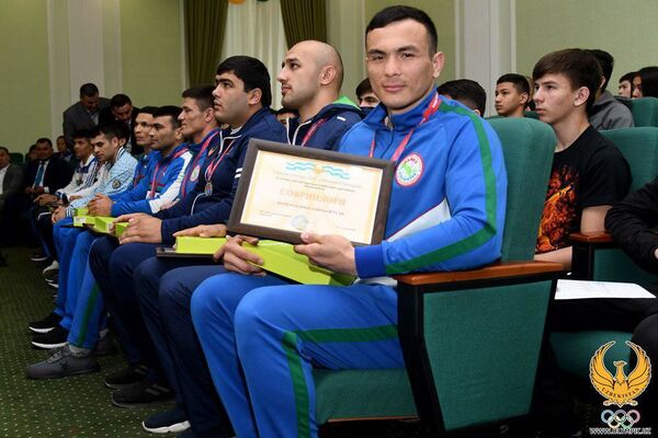 На родине ценят: триумфаторов Кубка мира по самбо наградили в Узбекистане - Sputnik Узбекистан