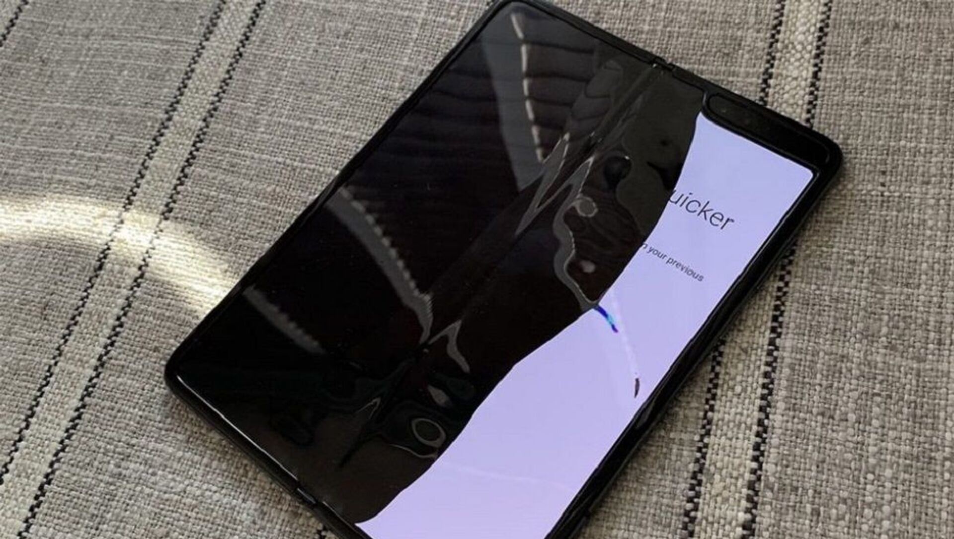 Не успел развернуться: Samsung Galaxy Fold постигла неудача