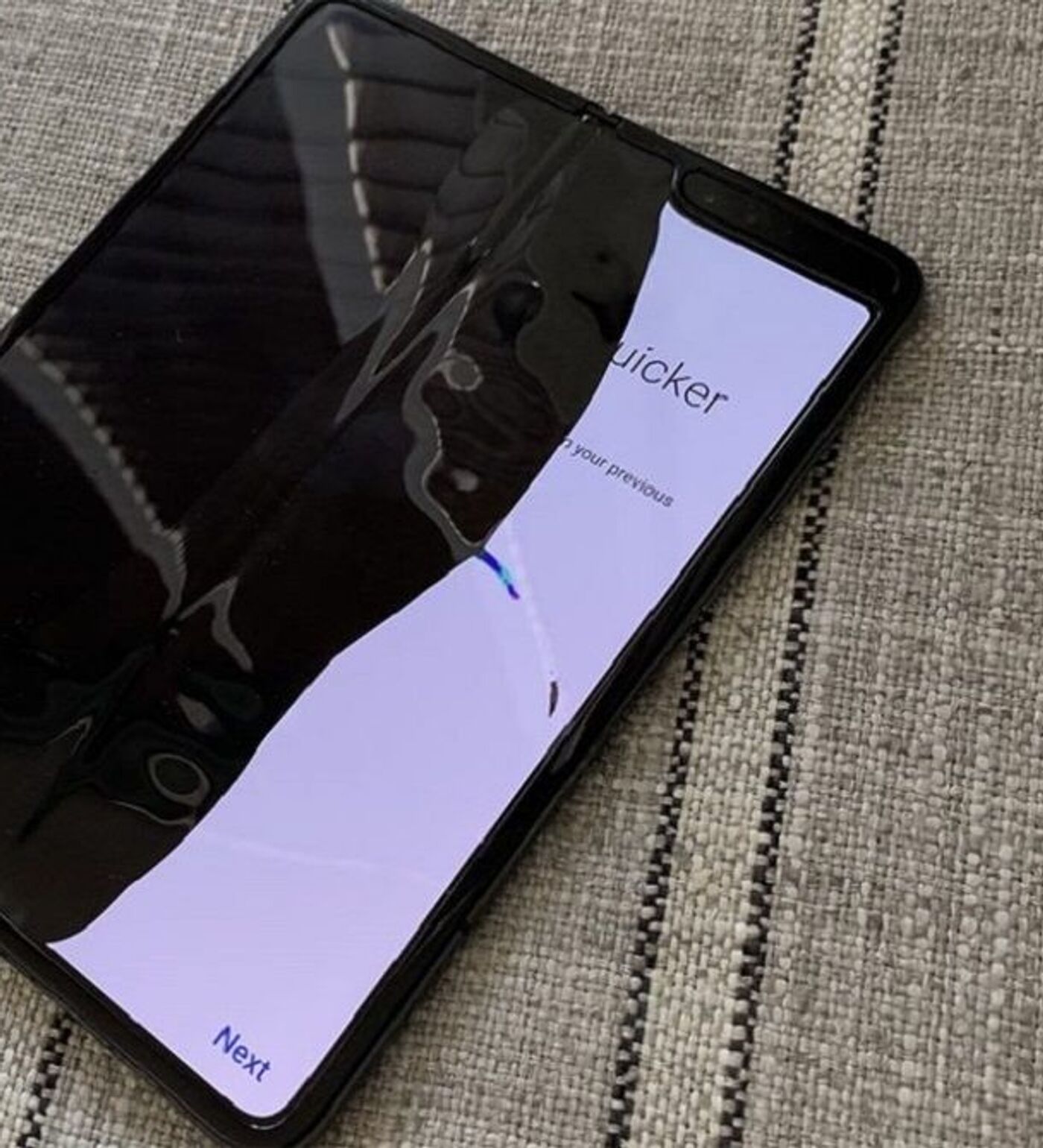 Не успел развернуться: Samsung Galaxy Fold постигла неудача