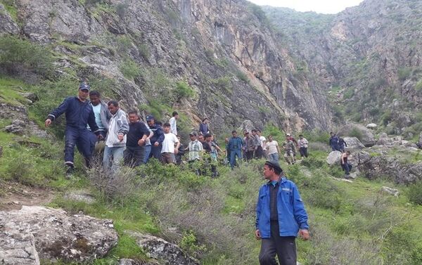 Сотрудники МЧС спасли ребенка, упавшего с горы в Андижане - Sputnik Узбекистан