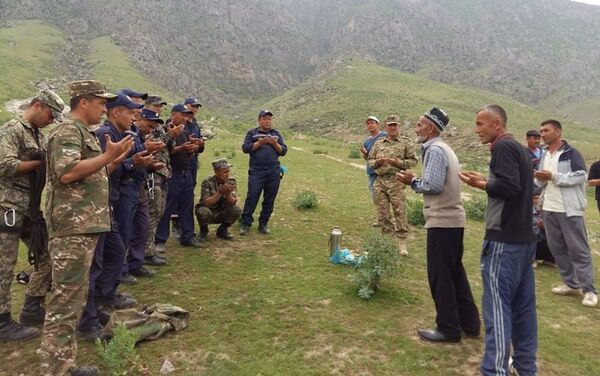 Сотрудники МЧС спасли ребенка, упавшего с горы в Андижане - Sputnik Узбекистан