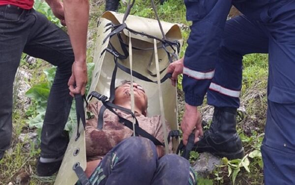 Сотрудники МЧС спасли ребенка, упавшего с горы в Андижане - Sputnik Ўзбекистон