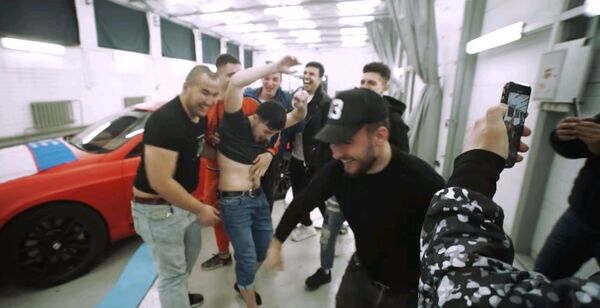 Россияда ўзбекистонлик Bentley ютиб олди Россияда ўзбекистонлик Bentley ютиб олди - Sputnik Ўзбекистон