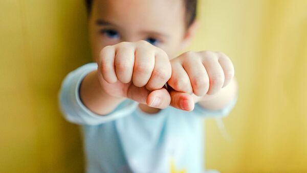 Мальчик сжимает кулаки. Иллюстративное фото - Sputnik Узбекистан