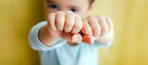 Мальчик сжимает кулаки. Иллюстративное фото Мальчик сжимает кулаки. Иллюстративное фото - Sputnik Ўзбекистон