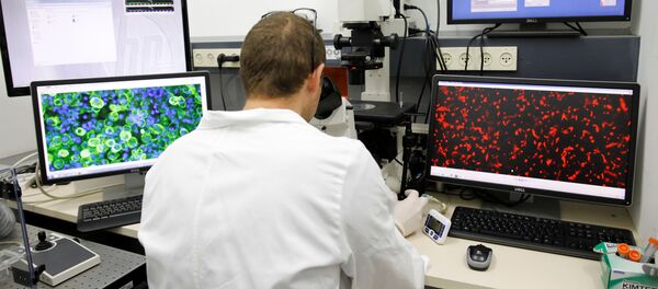 Лаборант смотрит в микроскоп во время демонстрации первого в мире живого сердца, напечатанного на 3D-принтере, Тель-Авив, Израиль Лаборант смотрит в микроскоп во время демонстрации первого в мире живого сердца, напечатанного на 3D-принтере, Тель-Авив, Израиль - Sputnik Ўзбекистон