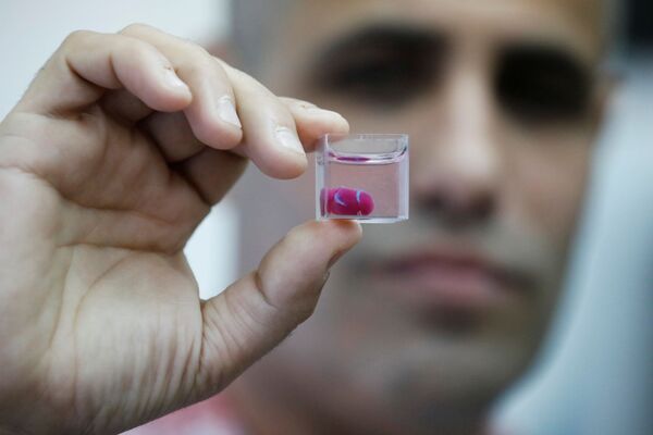 Первое в мире живое сердце, напечатанное на 3D-принтере во время демонстрации в лаборатории, Тель-Авив, Израиль - Sputnik Узбекистан