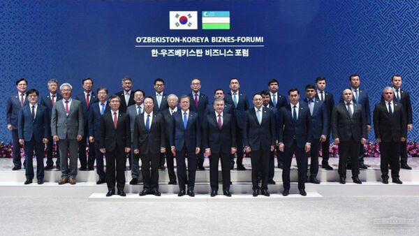 Шавкат Мирзиёев и Мун Чжэ Ин открыли Узбекско-южнокорейский бизнес-форум - Sputnik Узбекистан