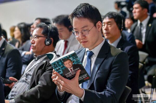 Шавкат Мирзиёев и Мун Чжэ Ин открыли Узбекско-южнокорейский бизнес-форум - Sputnik Узбекистан