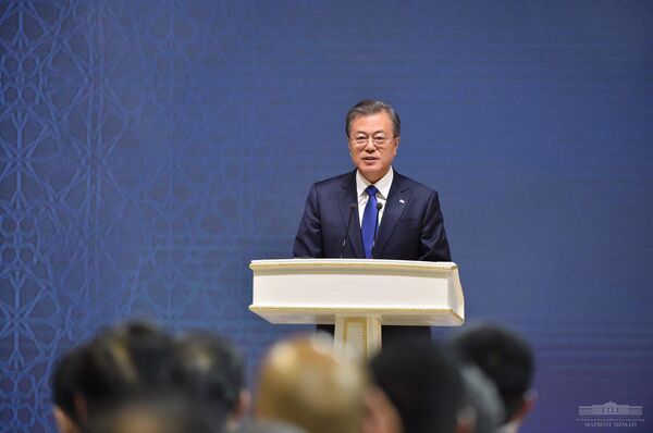 Шавкат Мирзиёев и Мун Чжэ Ин открыли Узбекско-южнокорейский бизнес-форум - Sputnik Узбекистан