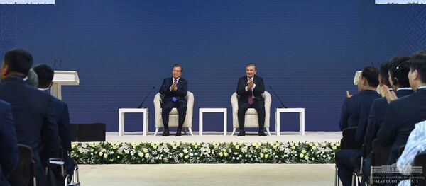 Президенты Шавкат Мирзиёев и Мун Чжэ Ин приняли участие в открытии Узбекско-южнокорейского бизнес-форума. - Sputnik Узбекистан