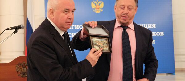 Председателю Русского культурного центра Узбекистан Сергею Миронову было вручена палехская миниатюра и грамота о благодарности от Московского дома соотечественников - Sputnik Узбекистан