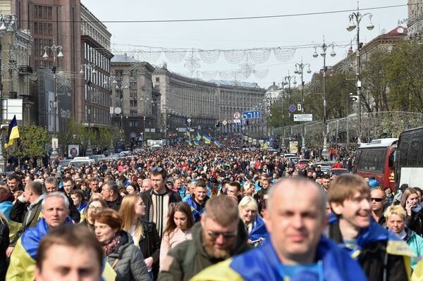 Последний бой: на дебаты Зеленского и Порошенко пришли 22 тысячи человек - Sputnik Узбекистан