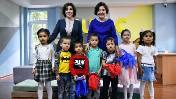 Первые леди Узбекистана и Кореи в окружении детей - Sputnik Узбекистан