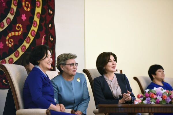 Красивые и добрые: Зироат Мирзиёева и Ким Чжон Сук пообщались с узбекистанцами - Sputnik Узбекистан