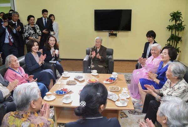 Красивые и добрые: Зироат Мирзиёева и Ким Чжон Сук пообщались с узбекистанцами - Sputnik Узбекистан