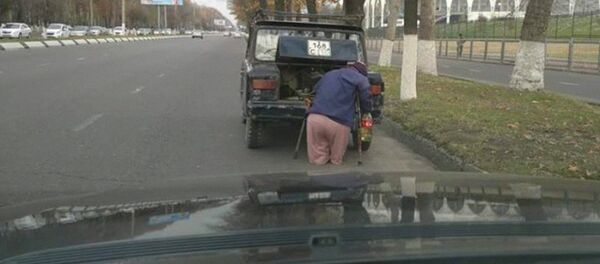 Столичные милиционеры помогли водителю инвалиду Столичные милиционеры помогли водителю инвалиду - Sputnik Узбекистан