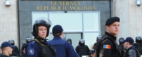 Сотрудники полиции, охраняющие комплекс правительственных зданий Сотрудники полиции, охраняющие комплекс правительственных зданий - Sputnik Узбекистан