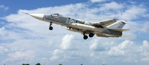 Фронтовой бомбардировщик Су-24 взлетает с авиабазы Хмеймим в Сирии - Sputnik Узбекистан