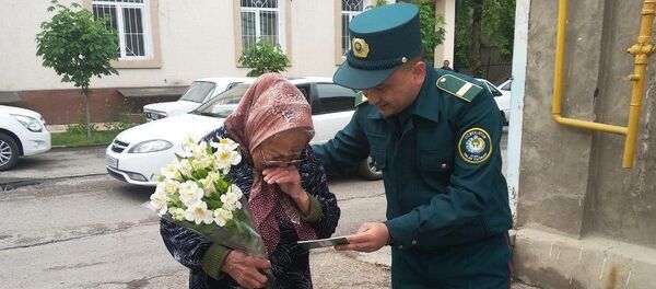 Отзывчивые ташкентцы помогли сотрудникам ГУВД найти Клару Саидовну и вручить ей паспорт Отзывчивые ташкентцы помогли сотрудникам ГУВД найти Клару Саидовну и вручить ей паспорт - Sputnik Узбекистан