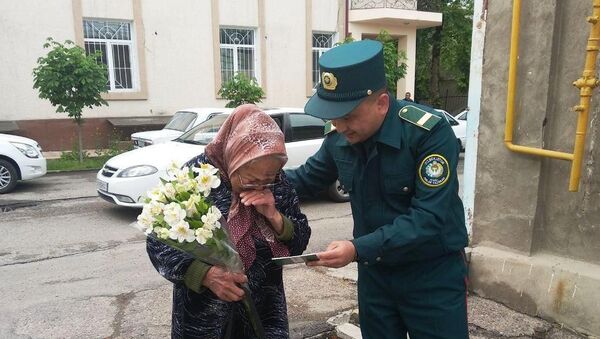 Отзывчивые ташкентцы помогли сотрудникам ГУВД найти Клару Саидовну и вручить ей паспорт - Sputnik Узбекистан